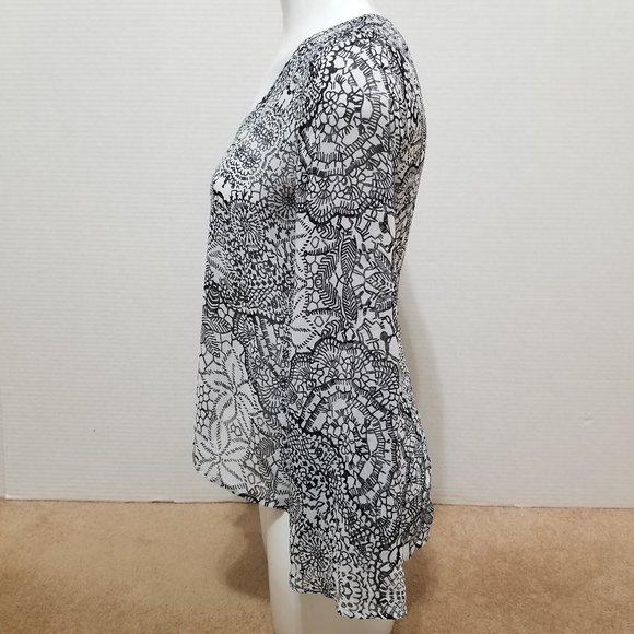 Ambiance top Small semi sheer floral geometric print split back bell sleeve - Picture 2 of 13